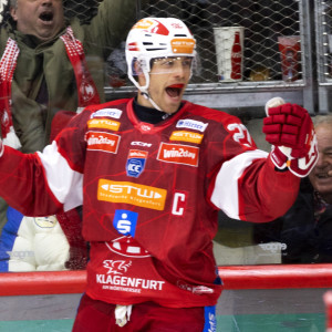 Kapitän Thomas Hundertpfund schoss die Rotjacken in der letzten Minute des ersten Drittels mit 1:0 in Führung Kapitän Thomas Hundertpfund schoss die Rotjacken in der letzten Minute des ersten Drittels mit 1:0 in Führung