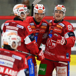 Kapitän Thomas Hundertpfund nimmt Gratulationen zu seinem Doppelpack entgegen Kapitän Thomas Hundertpfund nimmt Gratulationen zu seinem Doppelpack entgegen