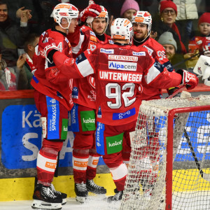 Simeon Schwinger und der Rest seiner Penalty Killing-Einheit jubeln über das Shorthanded Goal zum zwischenzeitlichen 2:0. Simeon Schwinger und der Rest seiner Penalty Killing-Einheit jubeln über das Shorthanded Goal zum zwischenzeitlichen 2:0.