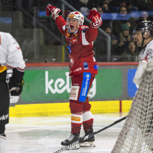 Der 18-jährige David Waschnig schnürte gegen die Pioneers seinen ersten Doppelpack im Profieishockey und wurde als Spieler des Abeds ausgezeichnet Der 18-jährige David Waschnig schnürte gegen die Pioneers seinen ersten Doppelpack im Profieishockey und wurde als Spieler des Abeds ausgezeichnet