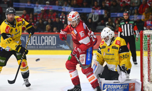 Simeon Schwinger entschied das erste Saisonduell mit dem HC Pustertal in der Overtime zu Gunsten der Rotjacken
