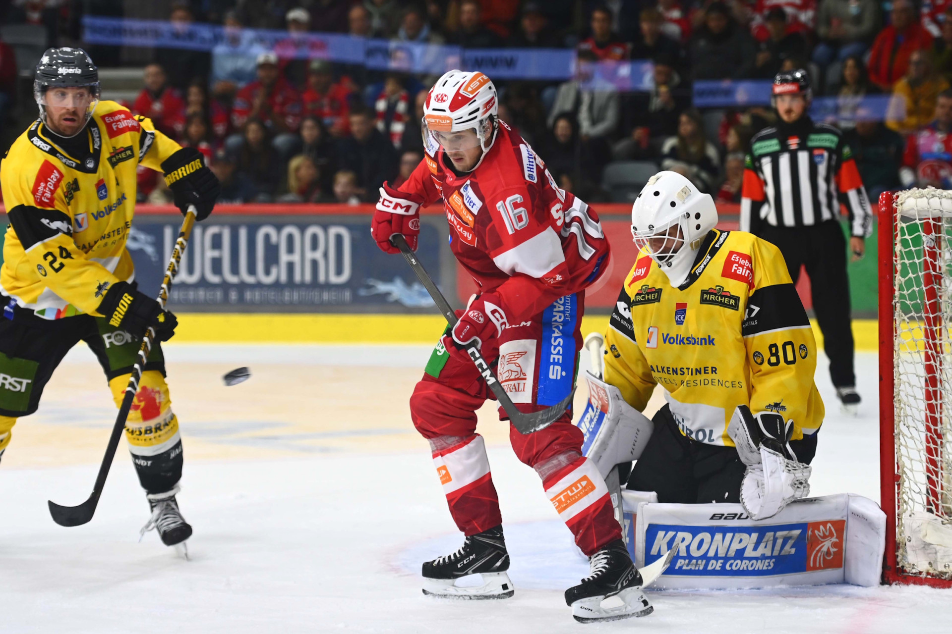Simeon Schwinger entschied das erste Saisonduell mit dem HC Pustertal in der Overtime zu Gunsten der Rotjacken