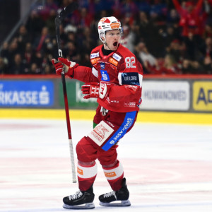 Thimo Nickl jubelt über den Führungstreffer zum 1:0, bei dem Finn van Ee seinen Schuss abgefälscht hat Thimo Nickl jubelt über den Führungstreffer zum 1:0, bei dem Finn van Ee seinen Schuss abgefälscht hat