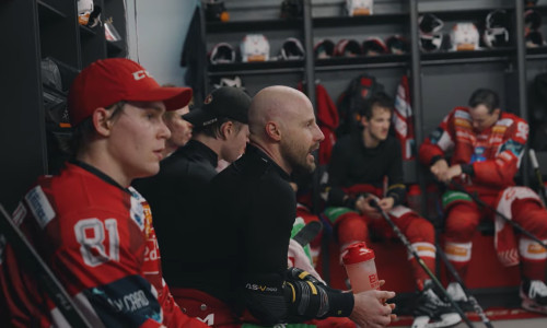 Das bunte Magazin von Rotjacken-TV rund um den siebten Derby-Heimsieg des EC-KAC in Serie