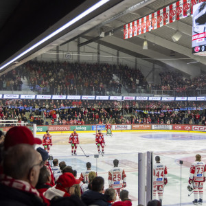 Die Mannschaft des EC-KAC und eine ausverkaufte Heidi Horten-Arena zollten vor Spielbeginn dem am vergangenen Samstag verstorbenen Rotjacken-Busfahrer Klaus Schellander Respekt