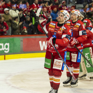 Die Rotjacken durften sich auf der Ehrenrunde in der ausverkauften Heidi Horten-Arena über ihren 14. Heimspiel-Punktgewinn in Folge freuen Die Rotjacken durften sich auf der Ehrenrunde in der ausverkauften Heidi Horten-Arena über ihren 14. Heimspiel-Punktgewinn in Folge freuen