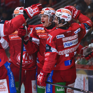 Drei KAC-Eigenbauspieler freuen sich mit Johannes Dobrovolny über seinen ersten Heimspiel-Treffer in der Kampfmannschaft Drei KAC-Eigenbauspieler freuen sich mit Johannes Dobrovolny über seinen ersten Heimspiel-Treffer in der Kampfmannschaft