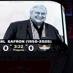 2026-02-01_KACBWL-1 Mit einer würdevollen Gedenkminute verabschiedete sich der EC-KAC vor Spielbeginn von Ehrenpräsident Dr. Karl Safron