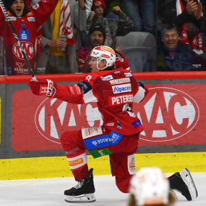 Nick Petersen sorgte für die sehenswerte KAC-Führung in Spielminute sieben und leistete danach noch zwei Torvorlagen Nick Petersen sorgte für die sehenswerte KAC-Führung in Spielminute sieben und leistete danach noch zwei Torvorlagen