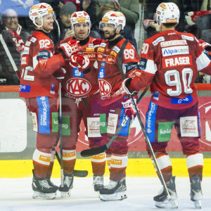 Josh Teves fixierte mit seinem Empty Net-Treffer in der Schlussminute den Heimsieg für den EC-KAC