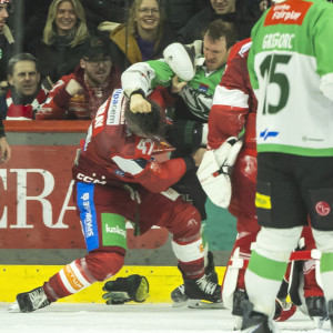 Jordan Murray und Nathanel Halbert lieferten sich in Minute 52 einen zünftigen Faustkampf, den der KAC-Verteidiger für sich entschied Jordan Murray und Nathanel Halbert lieferten sich in Minute 52 einen zünftigen Faustkampf, den der KAC-Verteidiger für sich entschied