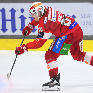 Finn van Ee erzielte den zwischenzeitlichen Ausgleich zum 1:1, mit seinem elften Saisontor stellte er bereits vor den Playoffs seinen Karrierebestwert ein Finn van Ee erzielte den zwischenzeitlichen Ausgleich zum 1:1, mit seinem elften Saisontor stellte er bereits vor den Playoffs seinen Karrierebestwert ein