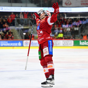 Nolan Moyle verlängerte seinen Point Scoring Streak, indem er den EC-KAC mit 1:0 in Führung schoss Nolan Moyle verlängerte seinen Point Scoring Streak, indem er den EC-KAC mit 1:0 in Führung schoss