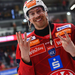 Nick Petersen symbolisiert seine überragenden sechs Scorerpunkte beim 8:3-Heimsieg des EC-KAC
