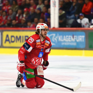 Mario Kempe musste die Partie nach zwei Bandencheks gegen ihn vorzeitig beenden Mario Kempe musste die Partie nach zwei Bandencheks gegen ihn vorzeitig beenden