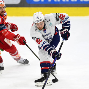 Anže Kuralt, am Samstag noch mit einer Spieldauer-Disziplinarstrafe ausgeschlossen, erzielte am Montag das Game Winning Goal für Fehérvár AV19 Anže Kuralt, am Samstag noch mit einer Spieldauer-Disziplinarstrafe ausgeschlossen, erzielte am Montag das Game Winning Goal für Fehérvár AV19