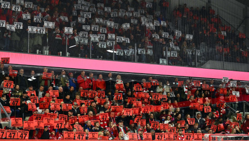 Teile der Choreographie der KAC-Fans beim Rotjacken-Heimspiel am 15. März