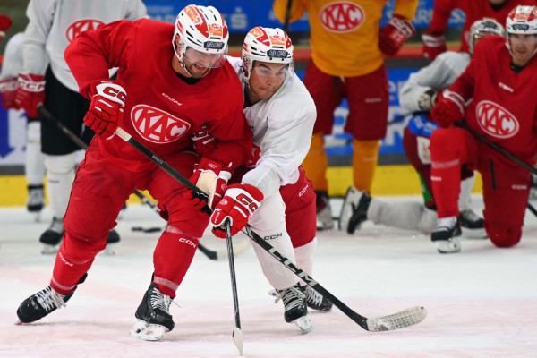Will MacKinnon und Filip Simovic im Zweikampf Will MacKinnon und Filip Simovic im Zweikampf