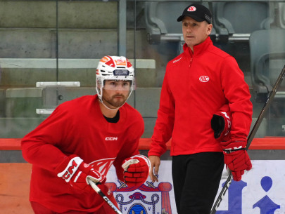 Neuzugang Will MacKinnon unter Beobachtung von Head Coach Kirk Furey