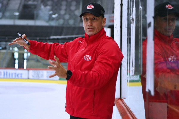 Head Coach Kirk Furey gibt Instruktionen