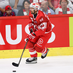 Raphael Herburger brachte die Rotjacken im zweiten Abschnitt in Führung und erzielte dabei sein erstes CHL-Tor seit 2018