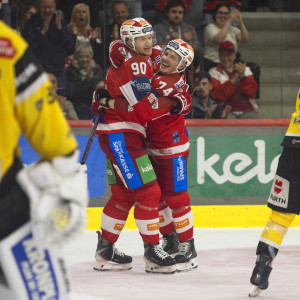Nach feinem Tic-Tac-Toe jubelten Vorbereiter Travis St. Denis und Vollstrecker Matt Fraser über das Game Winning Goal Nach feinem Tic-Tac-Toe jubelten Vorbereiter Travis St. Denis und Vollstrecker Matt Fraser über das Game Winning Goal