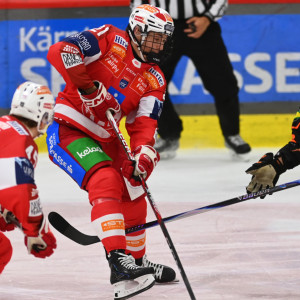 Der erst 16-jährige Niclas Micelli gab beim EC-KAC ein gutes Ligadebüt