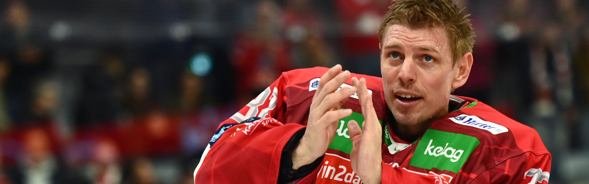 Den Rotjacken-Goalie Sebastian Dahm erreichte am Montag eine Hiobsbotschaft