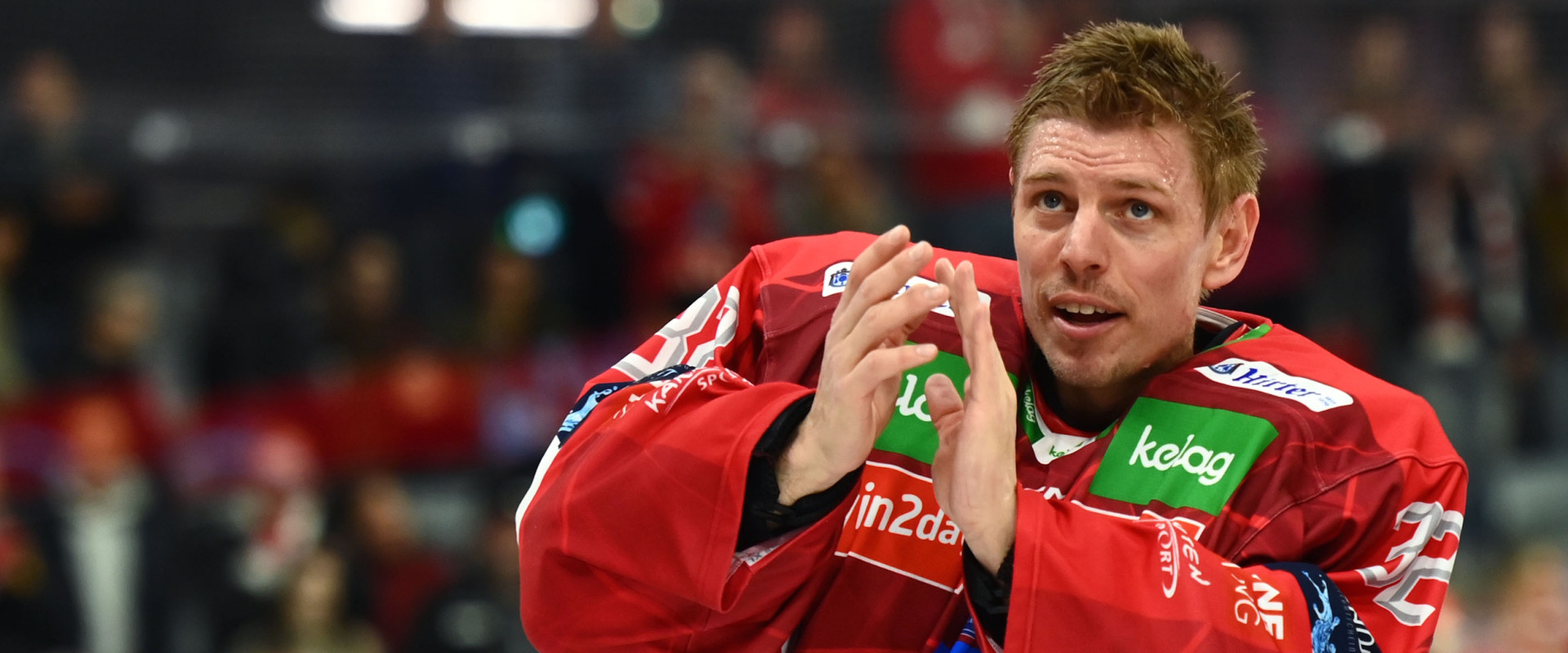 Den Rotjacken-Goalie Sebastian Dahm erreichte am Montag eine Hiobsbotschaft