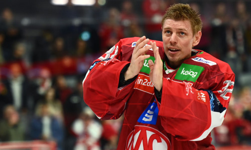 Den Rotjacken-Goalie Sebastian Dahm erreichte am Montag eine Hiobsbotschaft