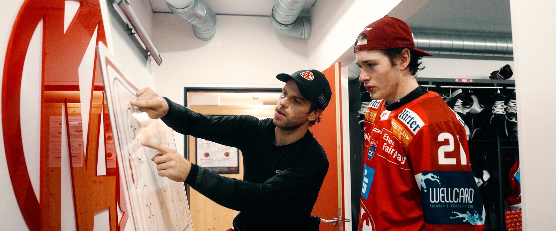 Daniel Obersteiner und Niclas Micelli in der Drittelpause des Heimspiels gegen Salzburg