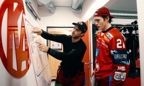 Daniel Obersteiner und Niclas Micelli in der Drittelpause des Heimspiels gegen Salzburg