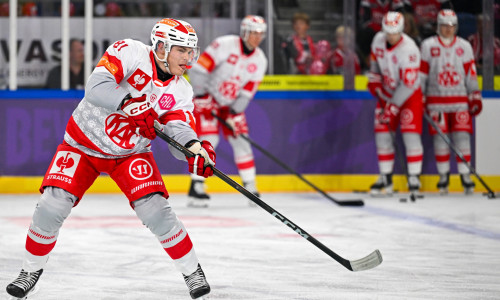 Finn van Ee und die Rotjacken bestreiten am Mittwoch in Berlin ihr letztes Champions Hockey League-Spiel in dieser Saison
