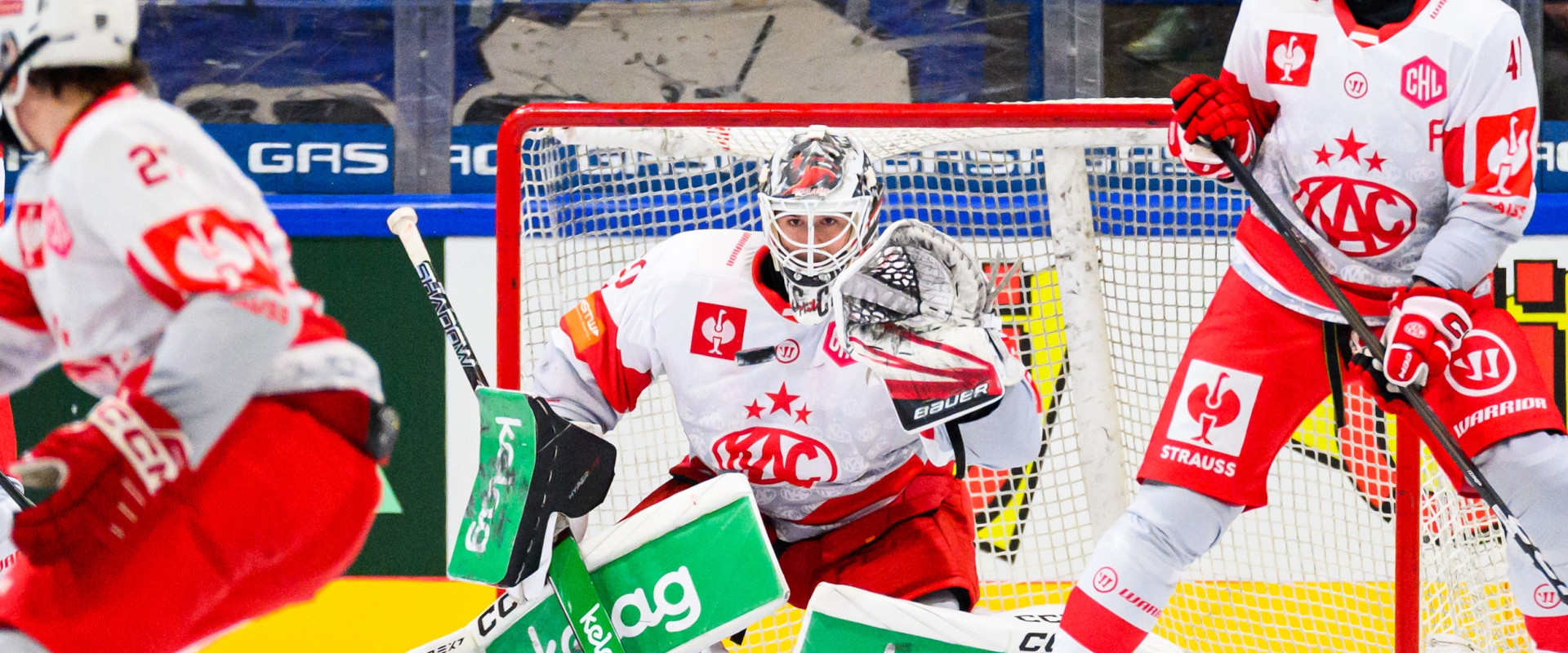 Mareks Mitens gab am schwierigen Pflaster Berlin ein gutes Debüt im Tor des EC-KAC