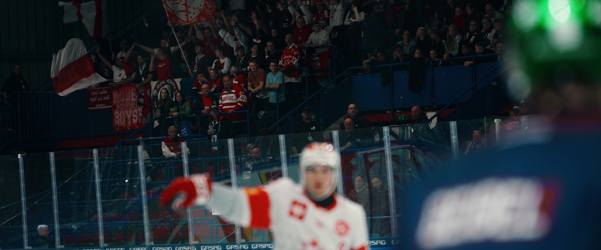 Rotjacken-TV hat die Mannschaft des EC-KAC zum CHL-Auswärtsspiel bei den Eisbären Berlin begleitet