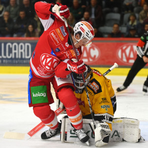 Tobias Sablattnig blieb in dieser Situation an Wiens starkem Goalie Adam Reideborn hängen