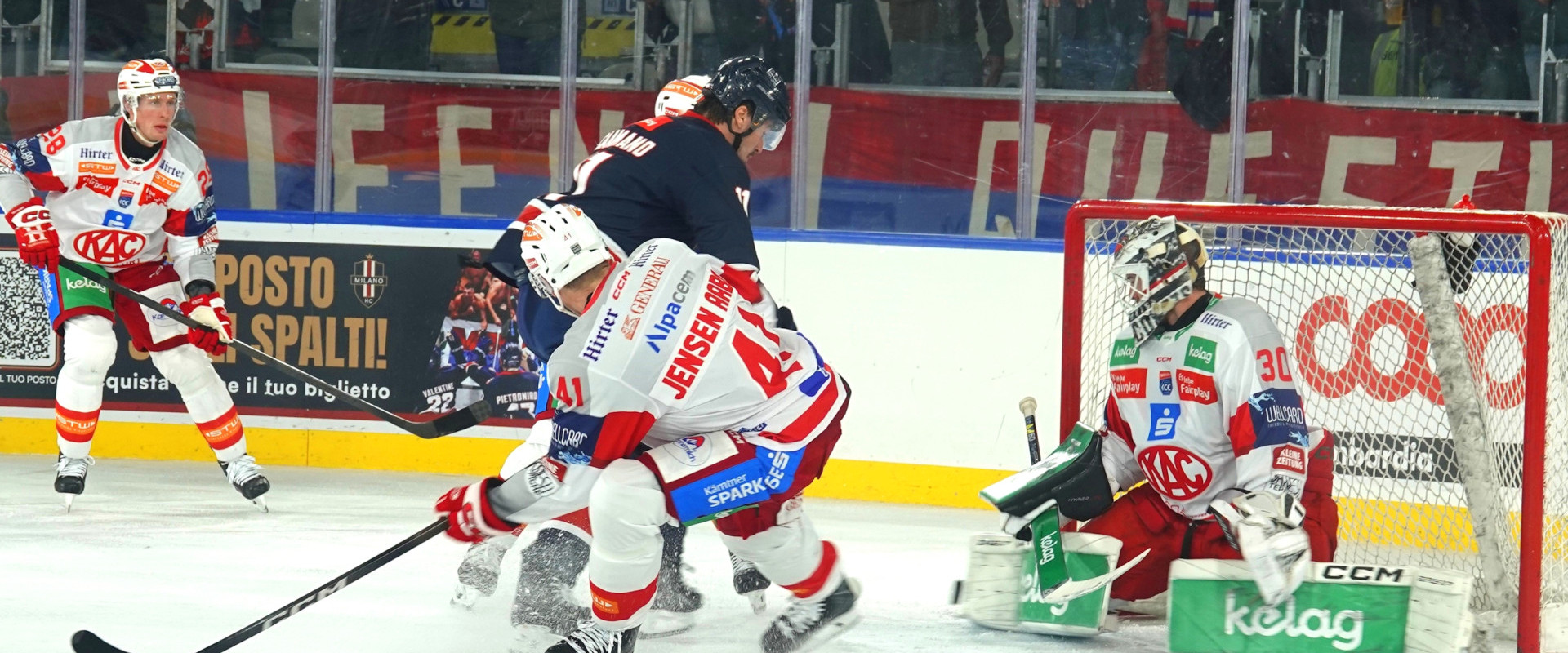 Gestützt auf einen starken Mareks Mitens im Tor konnte der EC-KAC seinen ersten Auftritt in Milano erfolgreich gestalten