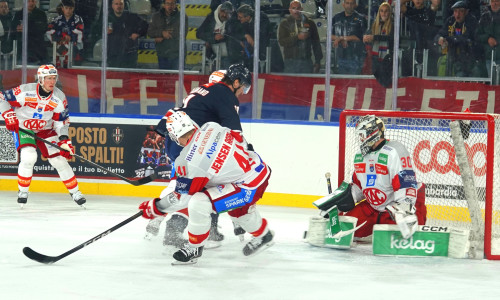 Gestützt auf einen starken Mareks Mitens im Tor konnte der EC-KAC seinen ersten Auftritt in Milano erfolgreich gestalten