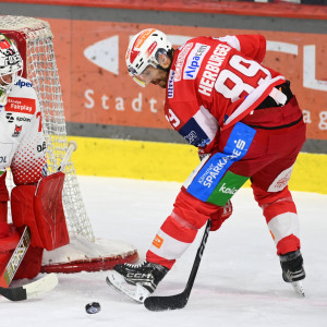 Raphael Herburger war einer der drei KAC-Spieler, die mit Metalltreffern Pech hatten Raphael Herburger war einer der drei KAC-Spieler, die mit Metalltreffern Pech hatten
